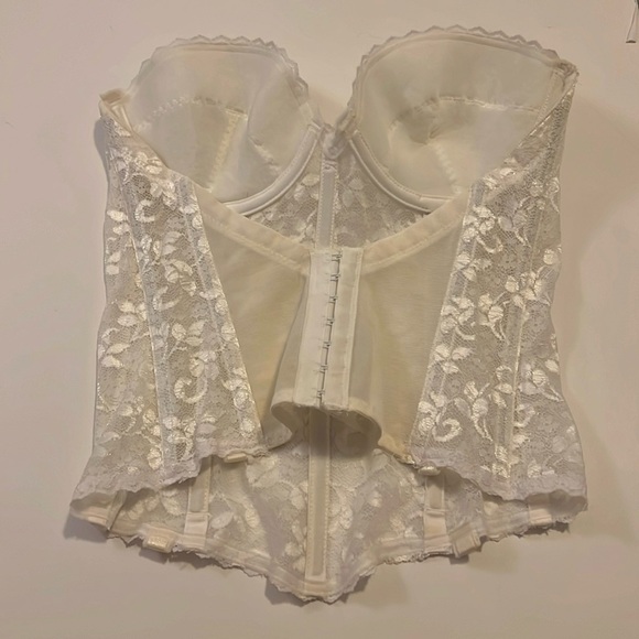 Carnival Lace Full Coverage White Lace Strapless Bustier
- Size 34C - Picture 3 of 5